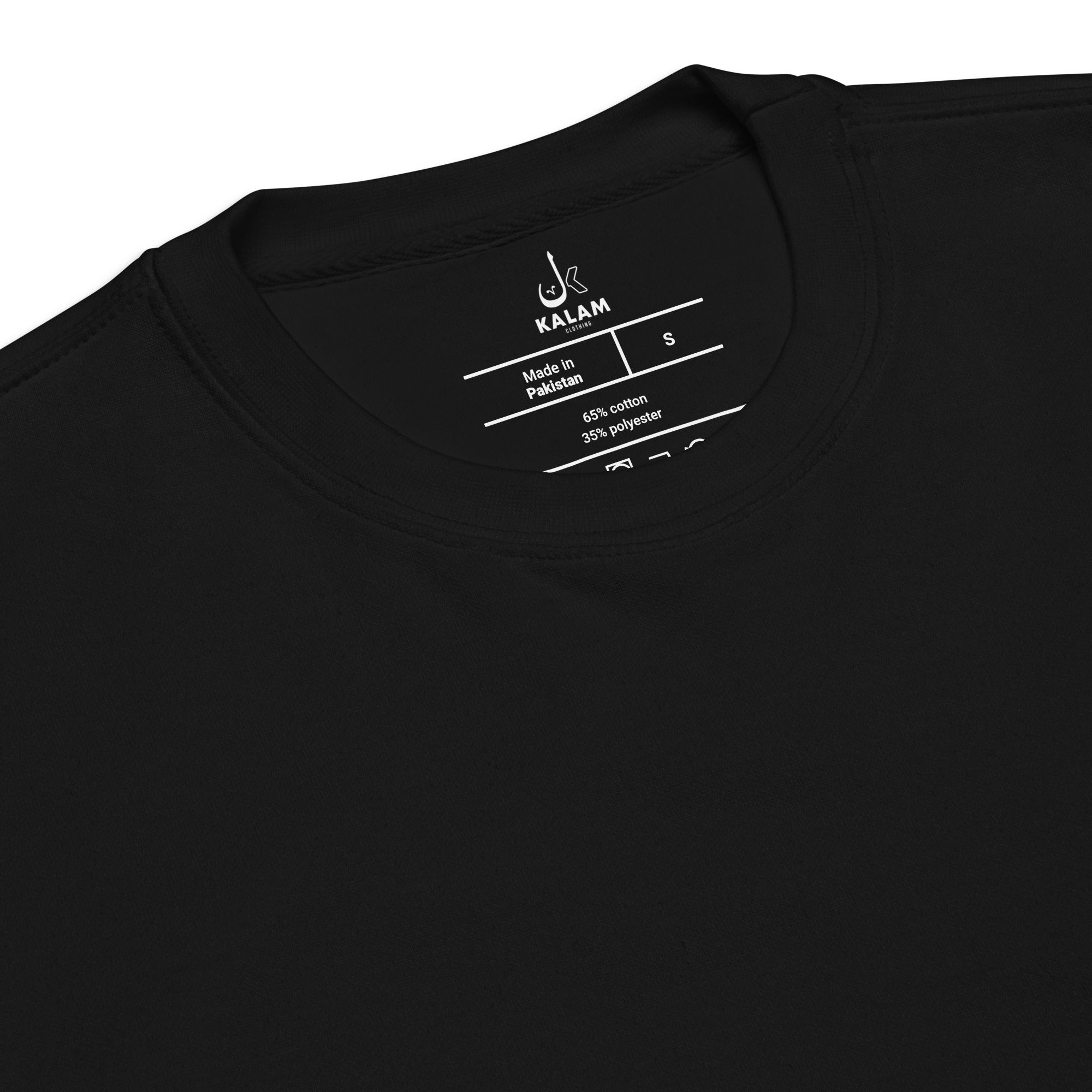 pull noir avec écriture arabe amour houb de la marque kalam vu du col