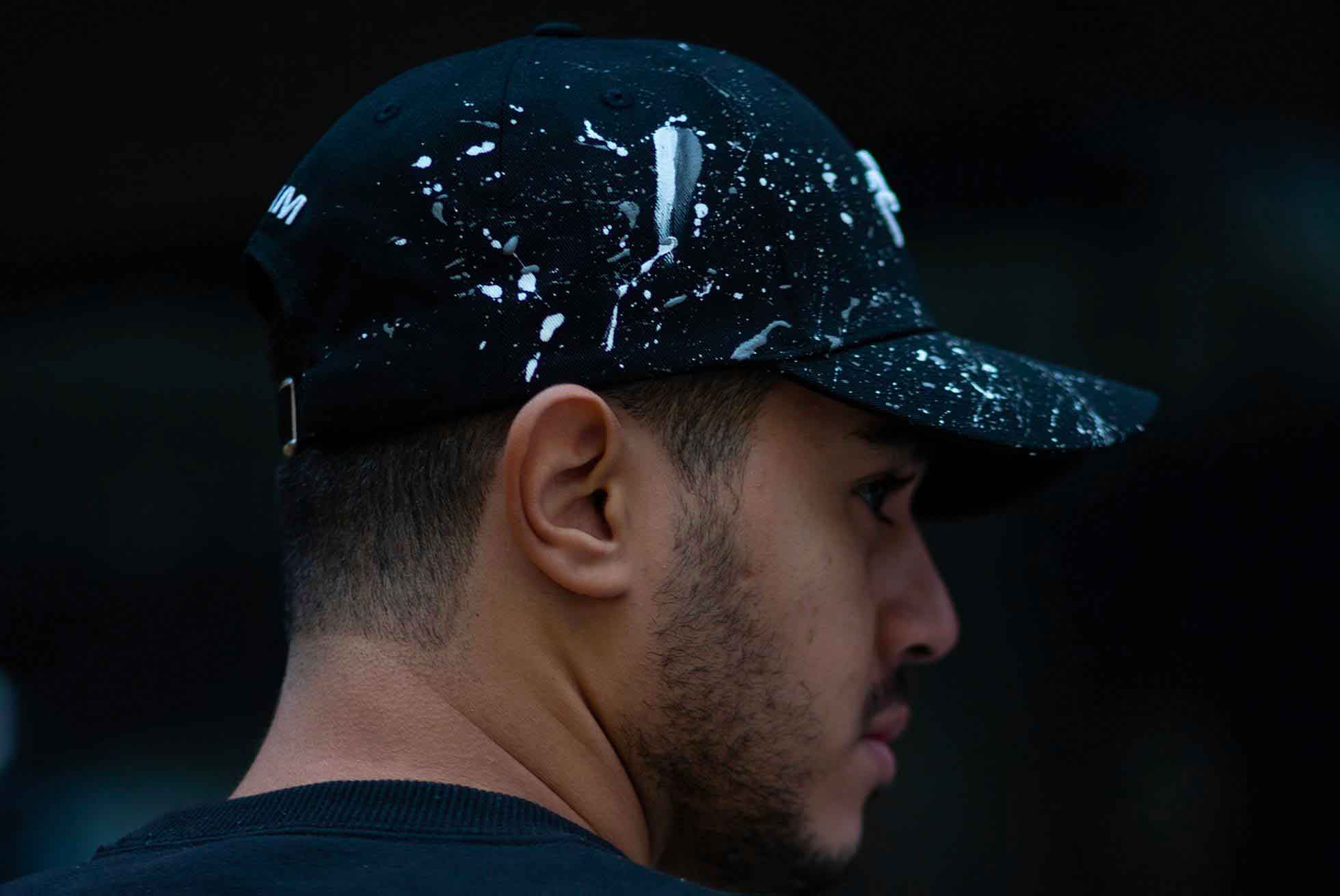 Casquette Kalam Clothing noire avec écriture en arabe Salam et peinture grise et blanche vu de côté