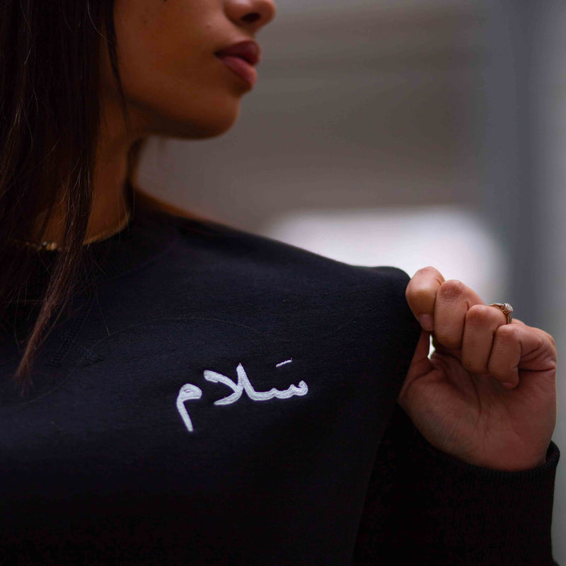 Broderie sur Pull Kalam Clothing noir avec inscription en arabe Salam