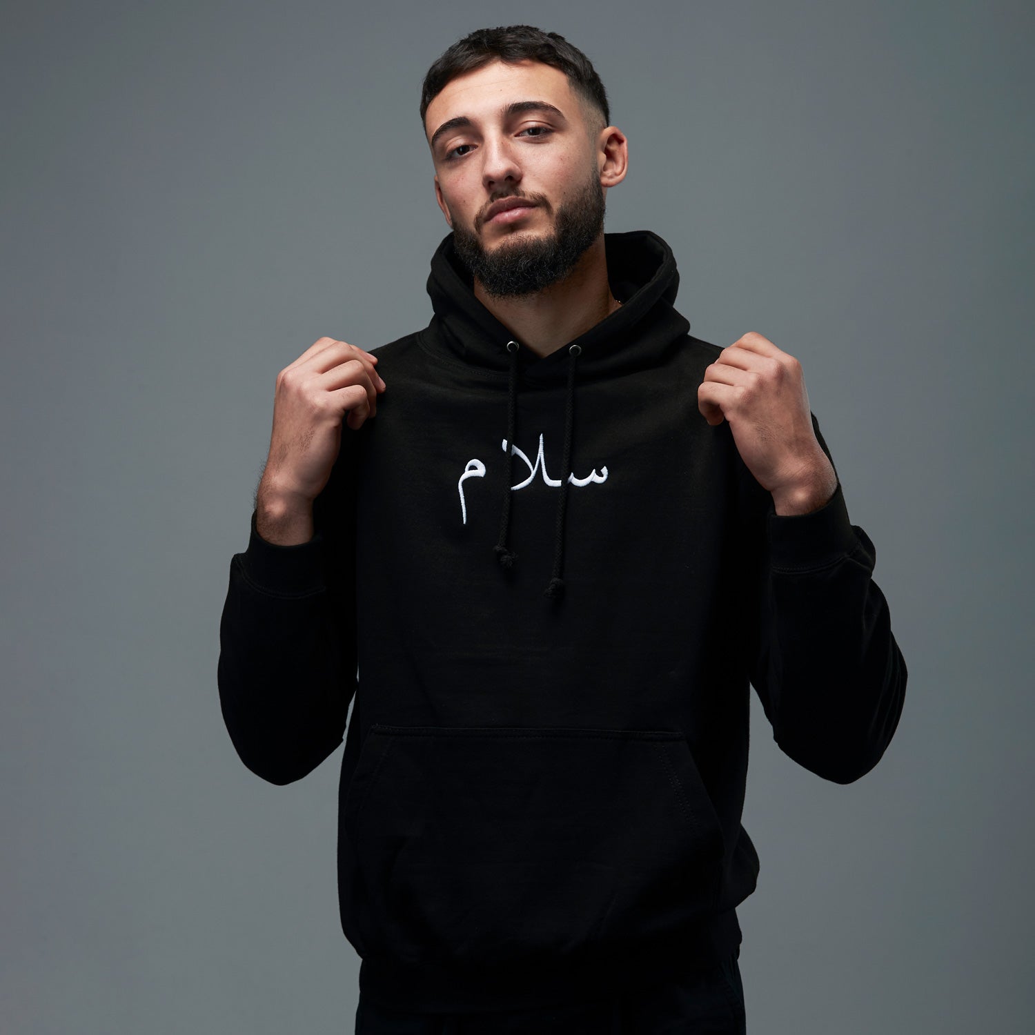 Pull avec inscription en arabe salam noir de la marque kalam clothing